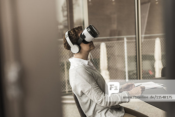 Frau im Büro mit Virtual-Reality-Brille