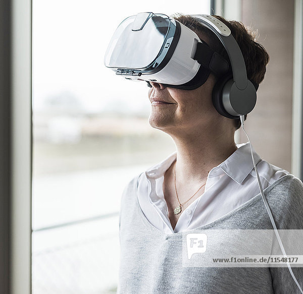 Frau mit Virtual-Reality-Brille und Kopfhörer