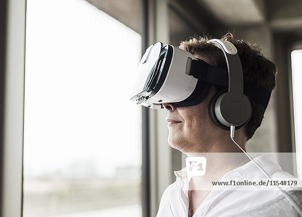 Frau mit Virtual-Reality-Brille und Kopfhörer