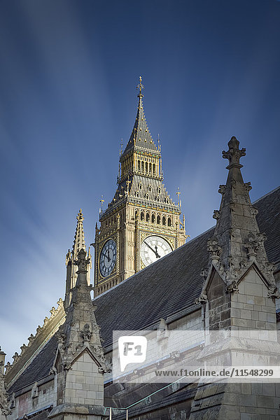 UK  London  Blick auf Big Ben hinter einem Dach des Palace of Westminster