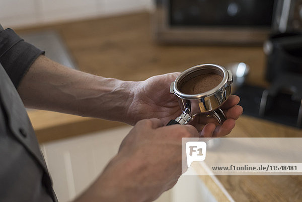 Zubereitung von Cappuccino  Kaffeefilter  gepresstes Kaffeepulver im Portafilter