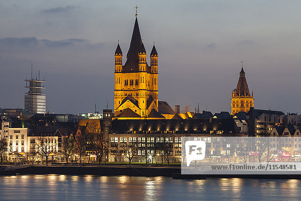 Deutschland  Köln  Blick auf die Altstadt mit Groß Sankt Martin und Rathaus bei Abenddämmerung