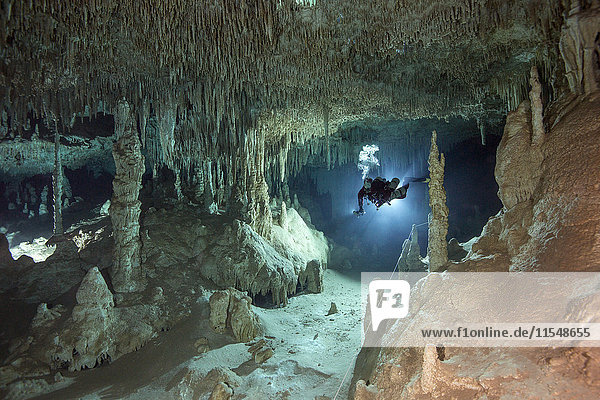 Mexiko  Yucatan  Tulum  Höhlentaucher im System Tux Kubaxa
