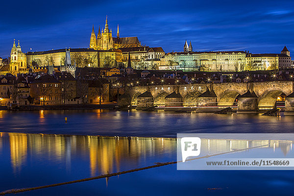 Tschechien  Prag  Moldau mit Karlsbrücke und Prager Burg am Abend