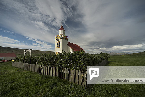 Island  Kirche in ländlicher Landschaft