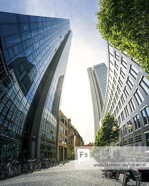 Deutschland  Frankfurt  Gasse zwischen modernen Bürogebäuden