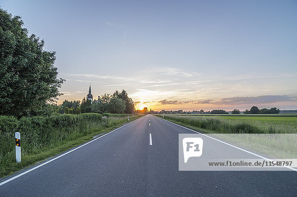 Deutschland  Niedersachsen  Peine  Landstraße bei Sonnenuntergang