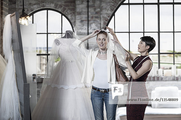 Brautkleid-Designer und Braut zu sein