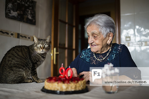 Seniorin feiert neunzigsten Geburtstag mit ihrer Katze