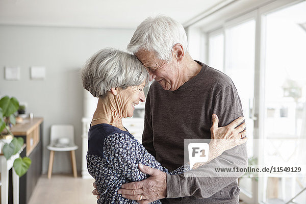 Porträt eines glücklichen Seniorenpaares zu Hause