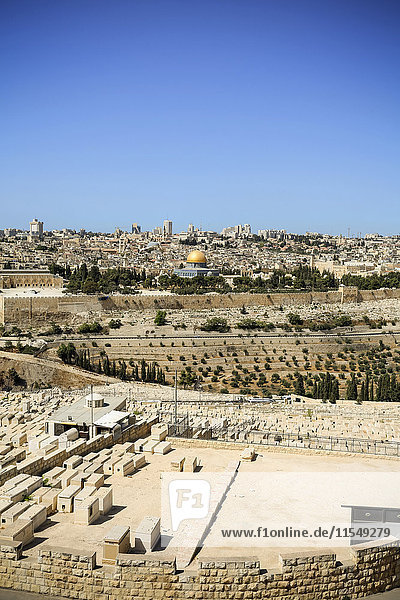 Israel  Jerusalem  Stadtbild mit Friedhof und Felsendom