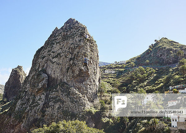 Spanien  Kanarische Inseln  La Gomera  zwei Männer klettern auf Felsen