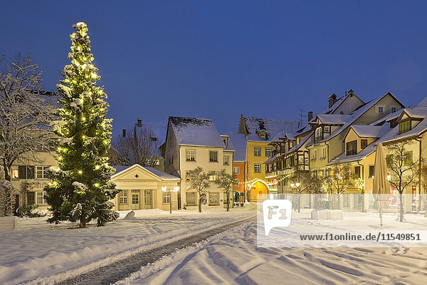 Deutschland  Meersburg  Weihnachtsbaum am verschneiten Schlossplatz