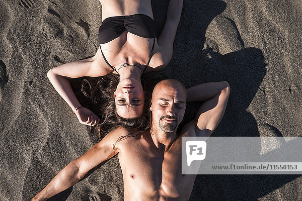 Spanien  Teneriffa  Porträt eines Paares beim Sonnenbaden am Strand