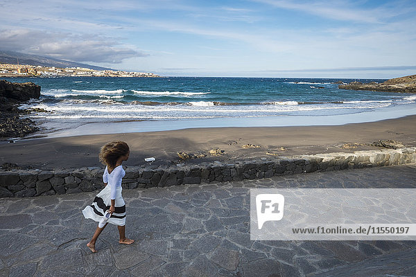 Spanien  Teneriffa  Frau zu Fuß zum Strand