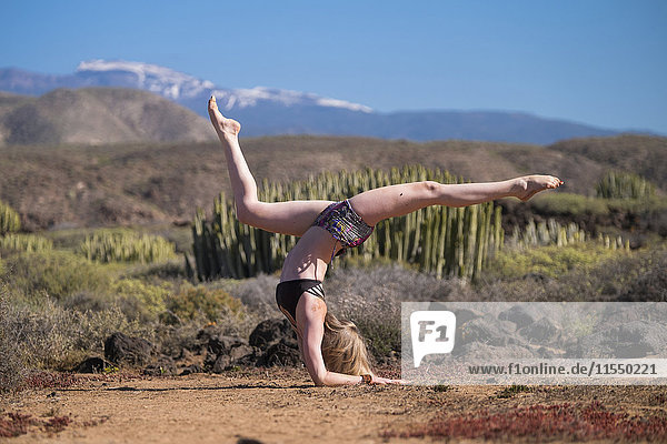 Spanien  Teneriffa  junge Frau bei Yoga-Übungen