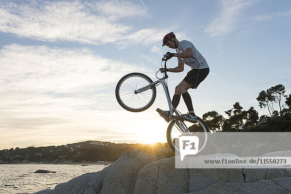 Biker-Action gegen Sonnenuntergang am Strand Lloret de Mar bei Sonnenuntergang