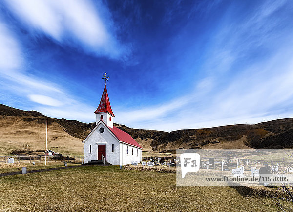 Island  Reyniskirkja  Kirche und Friedhof
