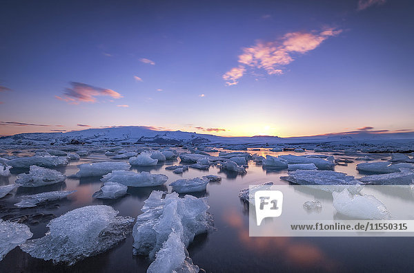 Island  Eisberge schwimmen in der Jokulsarlon Eislagune  Vatnajoekull Nationalpark
