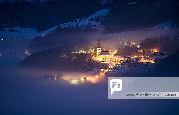 Österreich  Salzburger Land  Bad Dürrnberg bei Nacht  Nebel