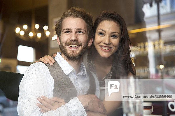 Glückliches junges Paar im Café