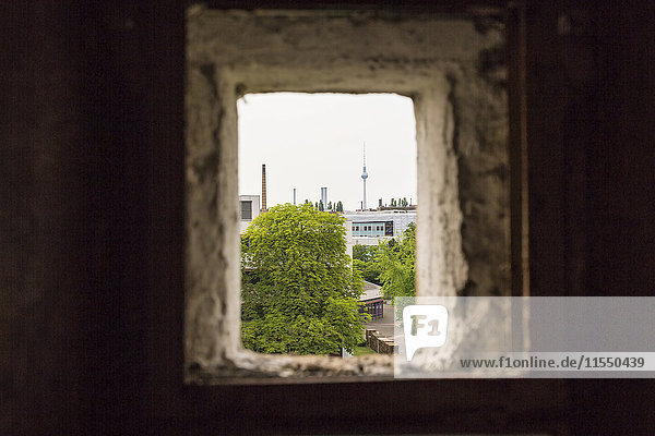 Deutschland  Berlin  Blick auf den Fernsehturm aus dem Inneren eines Gebäudes