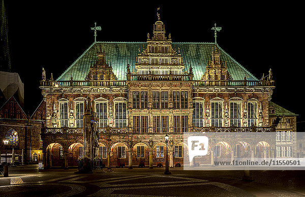 Deutschland  Bremen  Blick auf beleuchtetes Bremer Rathaus bei Nacht