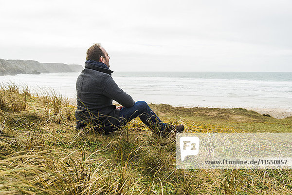 France  Bretagne  Finistere  Crozon peninsula  man sitting at the coast