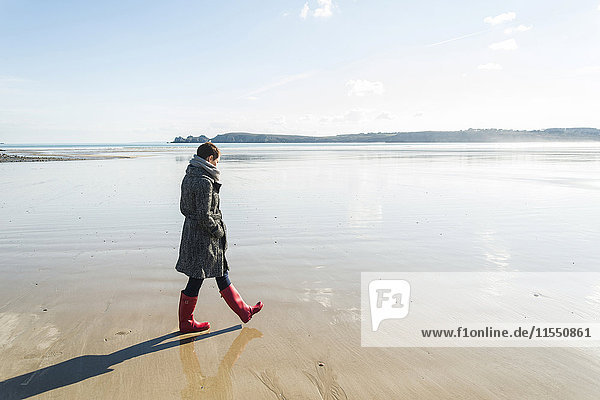 Frankreich  Bretagne  Finistere  Halbinsel Crozon  Frau beim Spaziergang am Strand