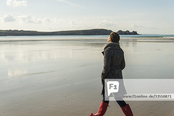 France  Bretagne  Finistere  Crozon peninsula  woman walking on the beach