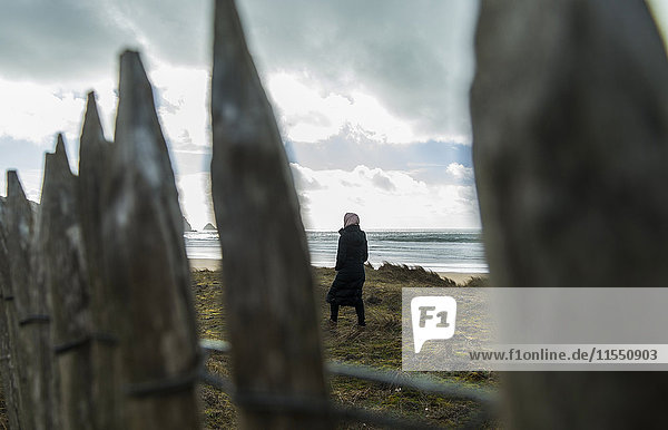 Frankreich  Bretagne  Finistere  Halbinsel Crozon  Frau an der Küste stehend