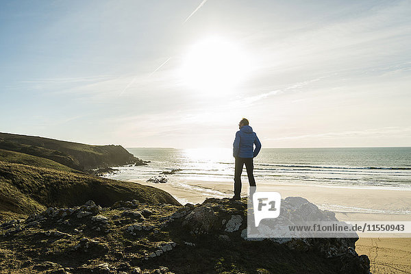 Frankreich  Bretagne  Finistere  Halbinsel Crozon  Mann auf Felsen an der Küste stehend