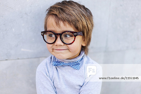 Porträt eines lächelnden kleinen Jungen mit überdimensionaler Brille