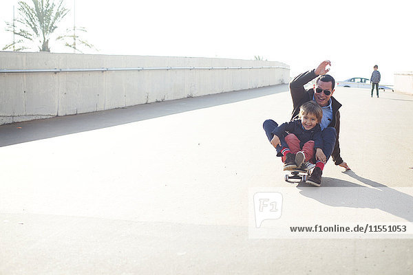 Spanien  Katalonien  Barcelona  Onkel und Kinder beim Skaten