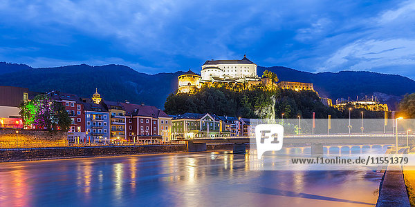 Österreich  Tirol  Kufstein  Festung  Inn und Altstadt am Abend