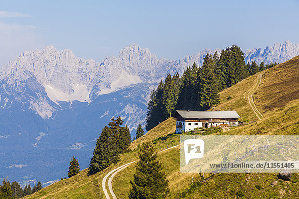 Österreich  Tirol  Kitzbühel  Bergbauernhof vor dem Kaisergebirge