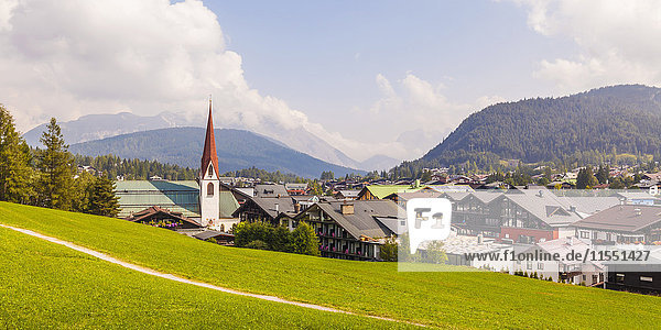 Österreich Tirol Seefeld in Tirol Stadtbild mit Pfarrkirche St. Oswald