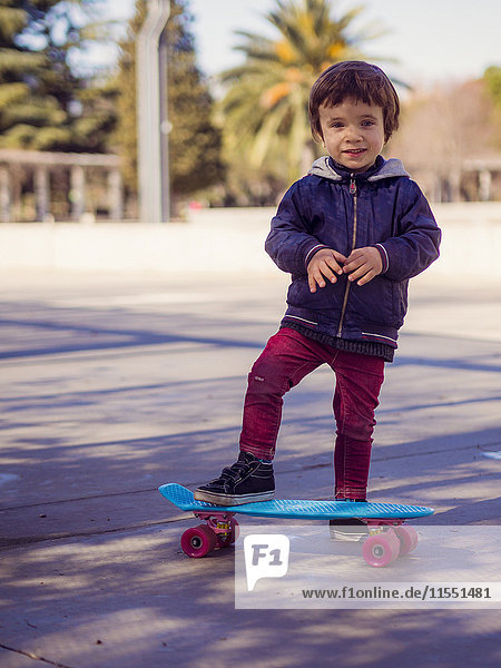 Portrait des kleinen Jungen mit Skateboard