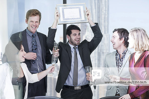 Geschäftsleute feiern Erfolg im Büro