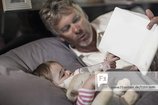 Mann Lesebuch mit Baby Girl