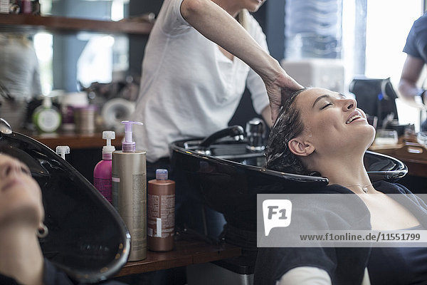 Frau im Friseursalon beim Haarewaschen