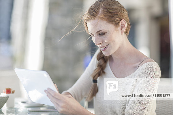 Junge Geschäftsfrau mit digitalem Tablett