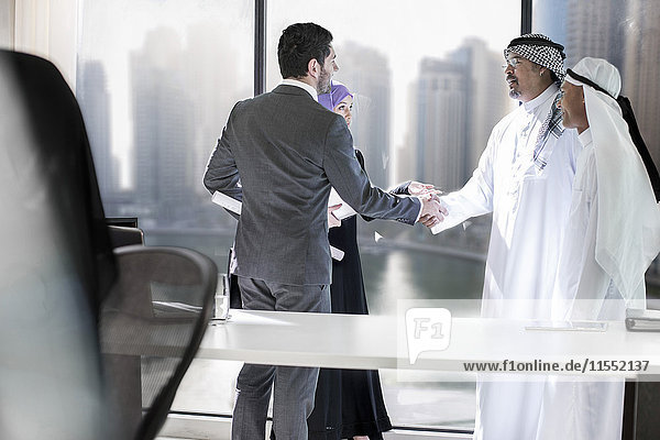 Westlicher Geschäftsmann trifft Geschäftsleute aus dem Nahen Osten