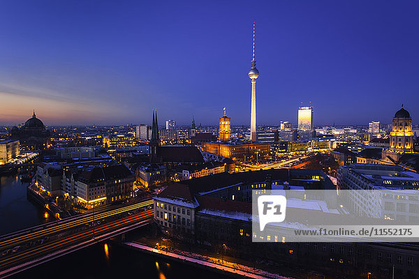 Deutschland  Berlin  Berlin-Mitte  Panorama  Stadtbild  blaue Stunde