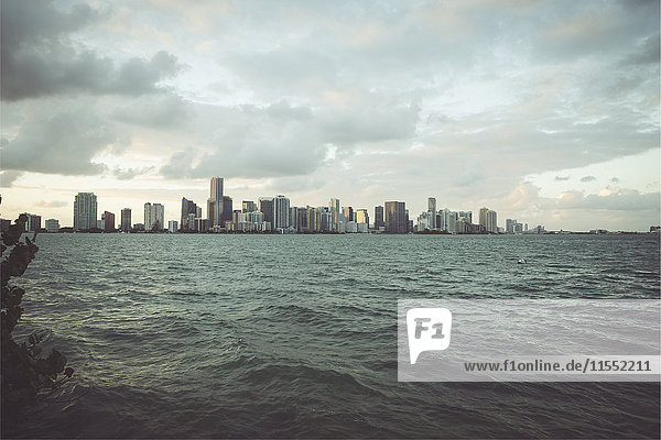 USA  Miami  Blick von Key Biscayne auf die Skyline von Miami