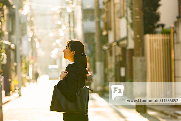 Japanische Jungunternehmerin in der Innenstadt von Tokio