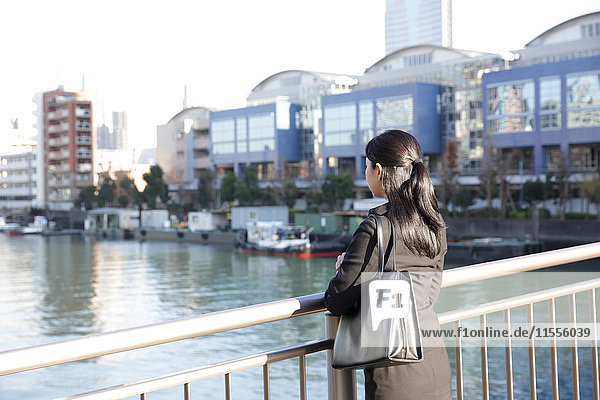 Japanische Jungunternehmerin in der Innenstadt von Tokio