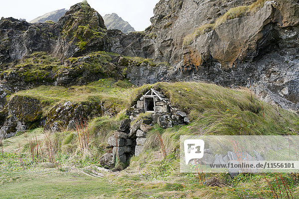 Traditionelles Haus mit Torfdach in Drangshlid  nahe Skogar  Island  Polarregionen