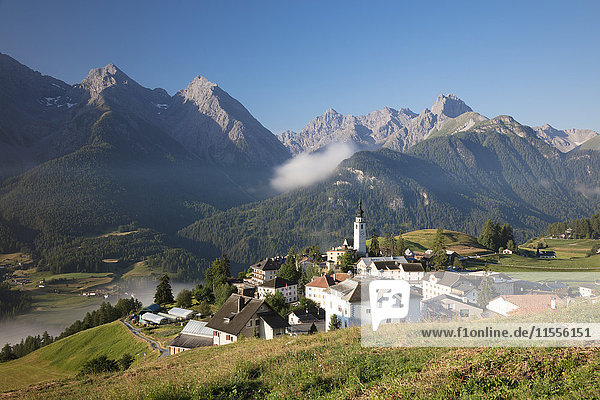 Grüne Wiesen umrahmen das Alpendorf Ftan  Bezirk Inn  Kanton Graubünden  Engadin  Schweiz  Europa