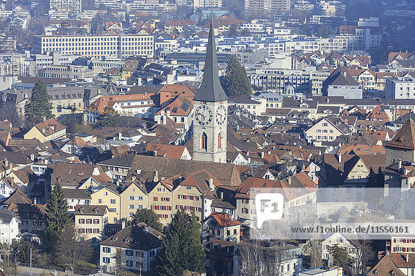 Blick auf den Glockenturm der Kirche St. Martin und die Stadt Chur  Bezirk Plessur  Kanton Graubünden  Schweizer Alpen  Schweiz  Europa